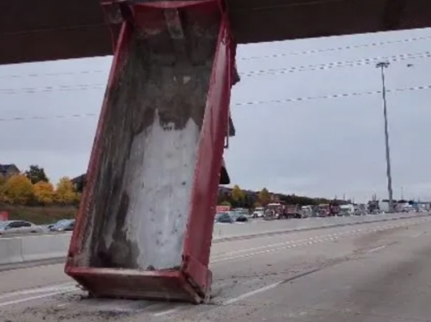 Rimorkio e kamionit mbetet nën mbikalim në një autostradë