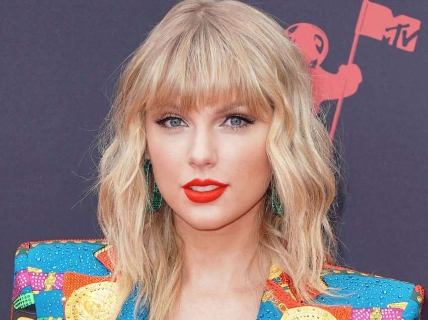 Taylor Swift rikthen “Hirushen”, detaje nga filmi më i ri i këngëtares