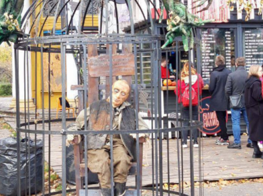 Putini i mbyllur në kafaz, dekorim për festën e Halloween-it në Kiev