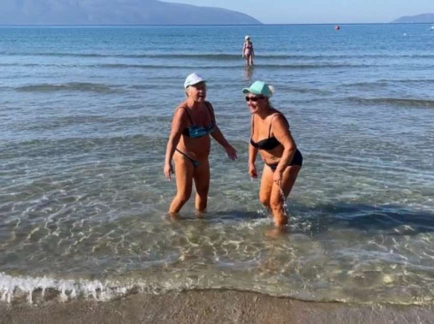 ​Plazh edhe në fund të tetorit! Turistët e huaj dhe vendas shijojnë detin e Vlorës