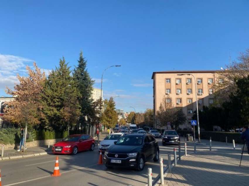 ​Vazhdon testimi në qarkoren njëkahëshe për automjetet në Prishtinë