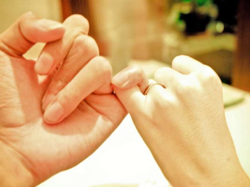 5 premtime që duhet të prisni nga partneri nëse ai ju do vërtet