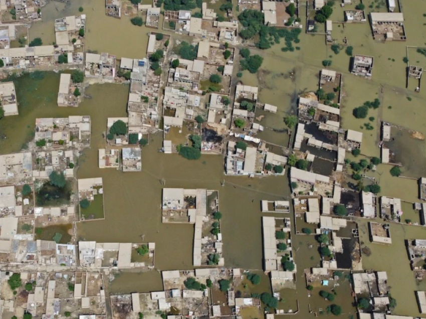 OBSH: Nga vërshimet në Pakistan u dëmtuan rreth 900 objekte mjekësore