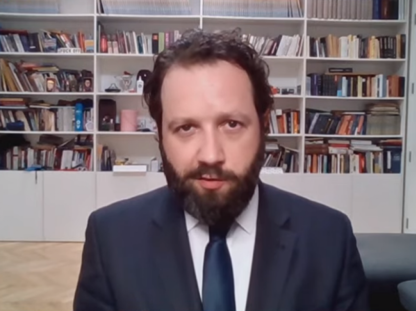 Gazetari shqiptar në Beograd tregon vendimet e vështira të Vuçiqit