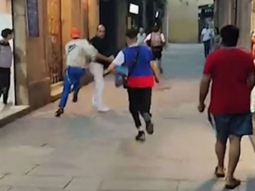 Pamjet/ Panik në Barcelonë, turistit britanik i vjedhin çantën nën kërcënimin e thikës