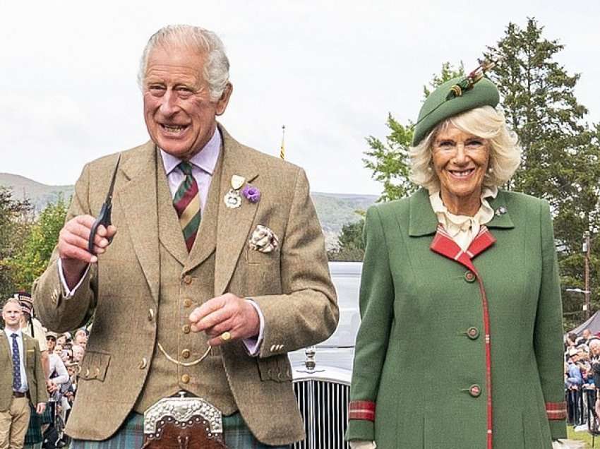 Princi Charles merr vëmendjen i veshur me fundin tradicional skocez në tubim, shoqëruar nga gruaja e tij Camilla