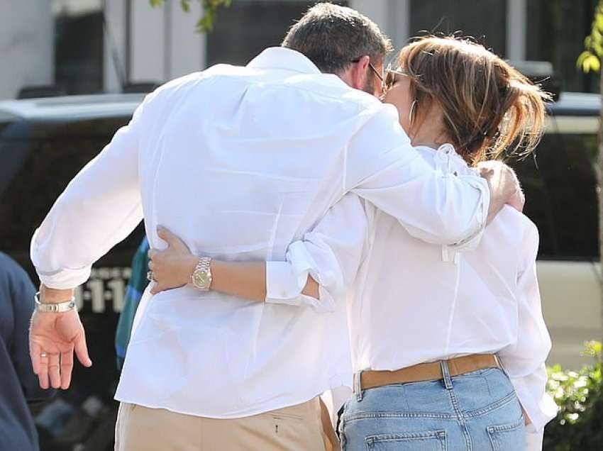 Jennifer Lopez dhe Ben Affleck më të dashuruar se kurrë në krahët e njëri-tjetrit