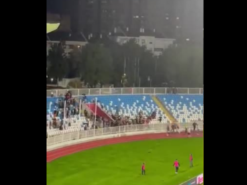 Pamje/ Përleshje në stadiumin “Fadil Vokrri”, disa tifozë sulmojnë njëri-tjetrin