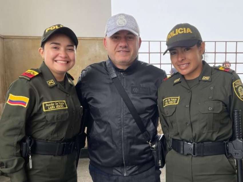 “Më kanë arrestuar”- Gazetari Artan Hoxha ironizon dhe publikon foton me dy police kolumbiane