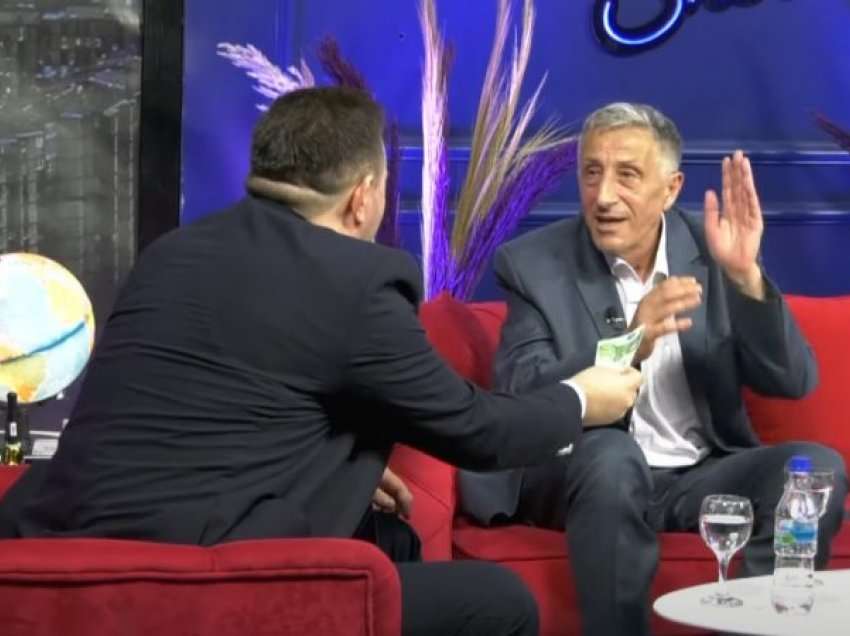  Moderatori i dhuron 100 euro Rrahman Jasharajt në emision – Reagimi tij do t’ju lë pa mend
