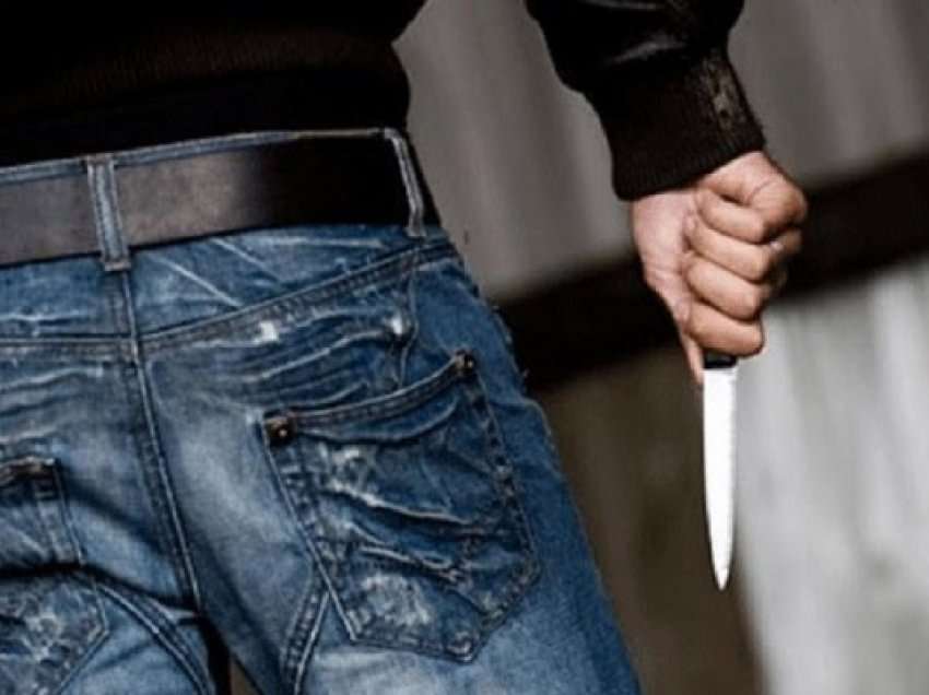 ​Ish-nxënësi e sulmon me thikë personelin e shkollës në Gradicë