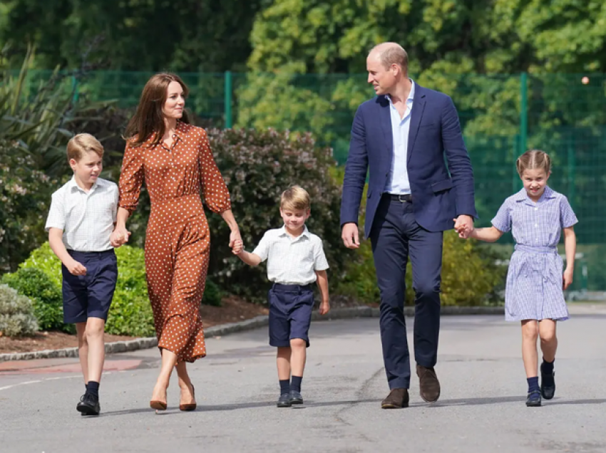Princi William dhe Kate Middleton fotografohen duke shoqëruar fëmijët për ditën e parë të shkollës