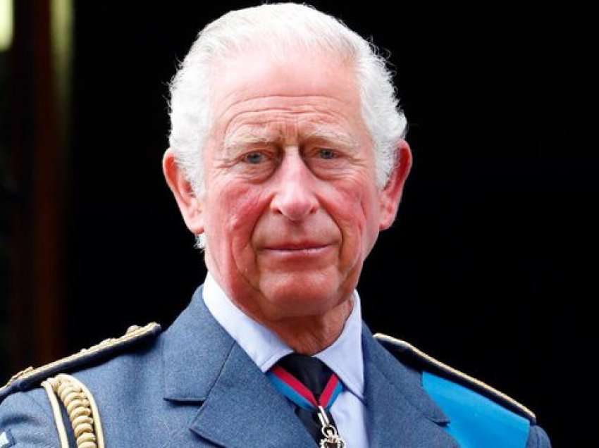 Pas vdekjes së Mbretëreshës Elisabet/ Princi Charles merr automatikisht fronin