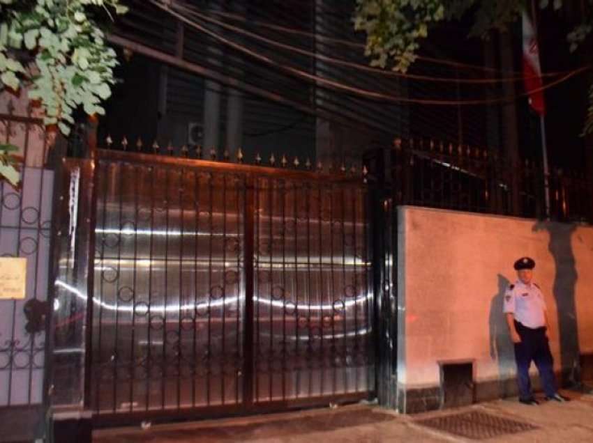 Tiranë: Në ambasadën iraniane digjen dokumenta para largimit