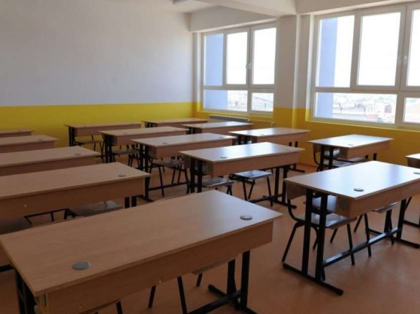 Tetovë, 20 arsimtarë mbetën pa kontrata të punës