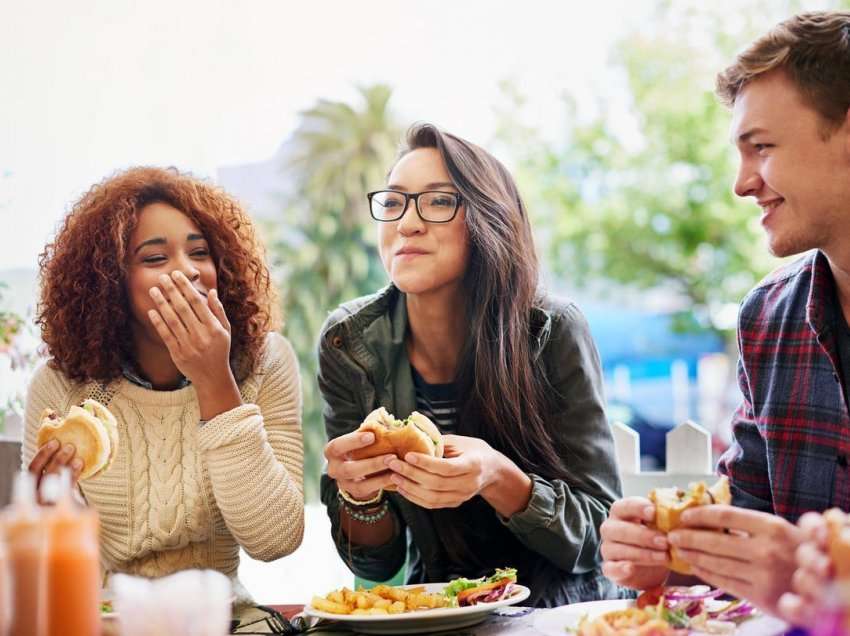 Ushqimi dhe psikika: si ndikon ushqimi në mendjen tonë?