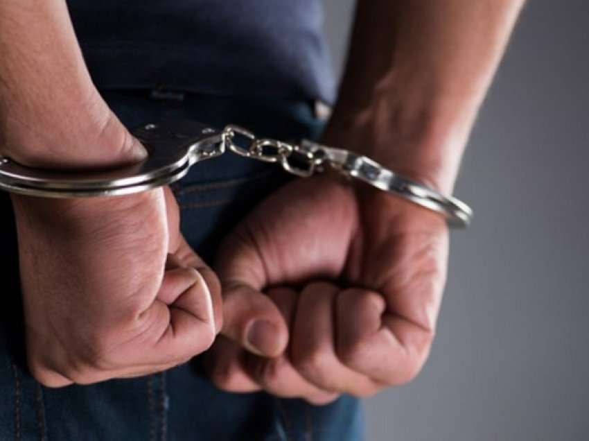 Rrahje në Pejë, arrestohen babë e birë