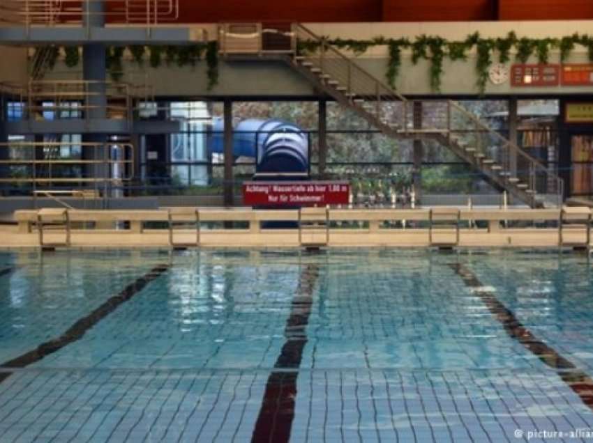 Qytetarët e Ohrit edhe më tej e presin pishinën e mbyllur