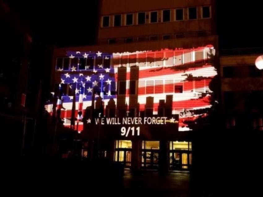 ​Presidenca në ngjyrat e flamurit amerikan për nder të viktimave të 11 shtatorit