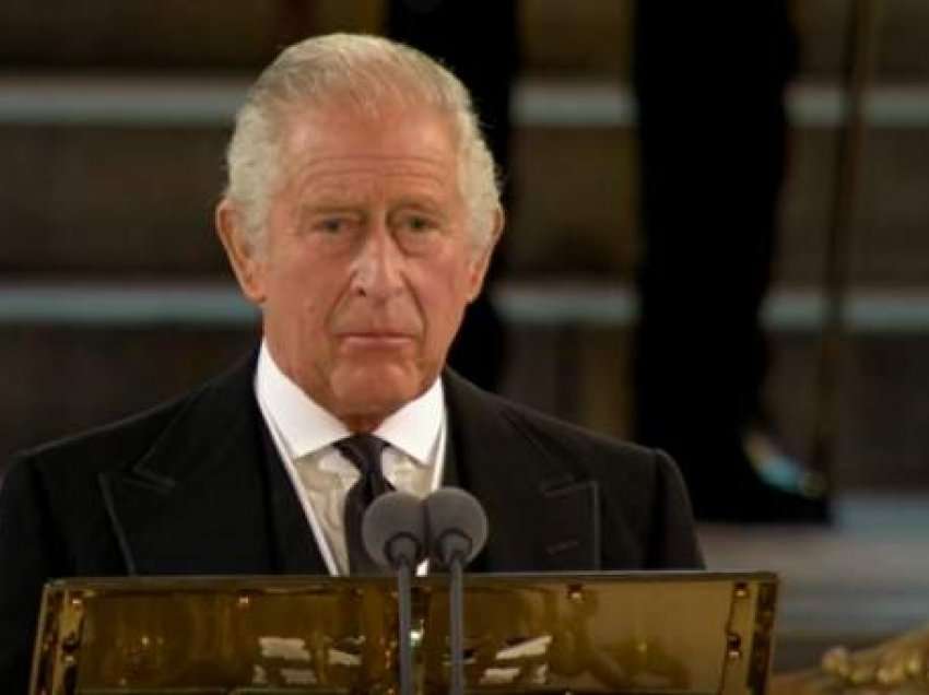 Mbreti Charles i drejtohet parlamentit, kujton nënën e tij