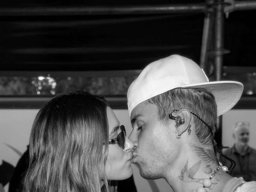 “Dashuria e jetës time” – Hailey Bieber bën dedikim romantik për Justin Beiberin në katër vjetorin e martesës