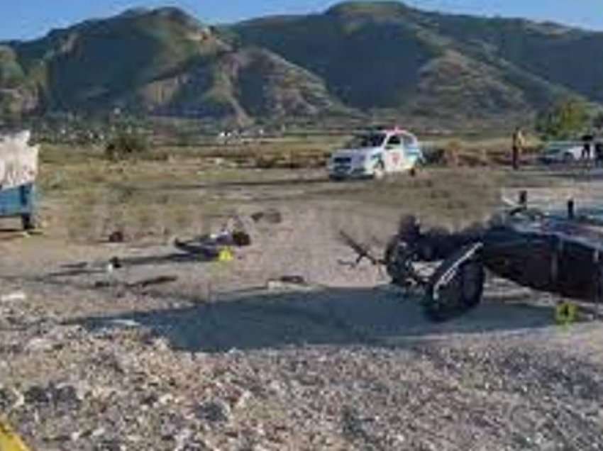 Prangoset shoferi i traktorit që shkaktoi aksidentin me dy të vdekur