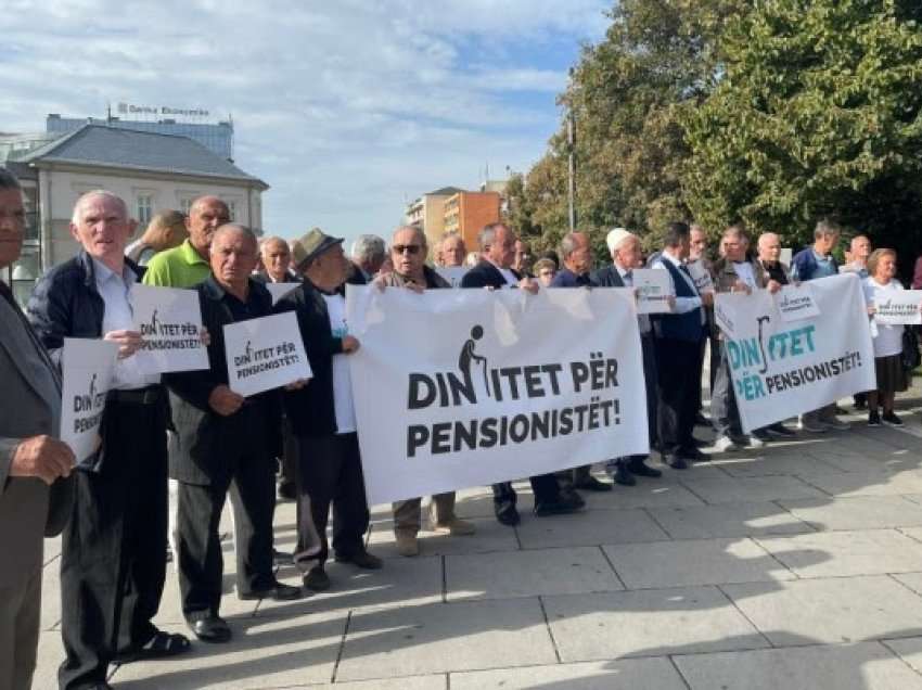 ​Pensionistët iu dhurojnë lule deputetëve: Na bëni pensionet 350 euro