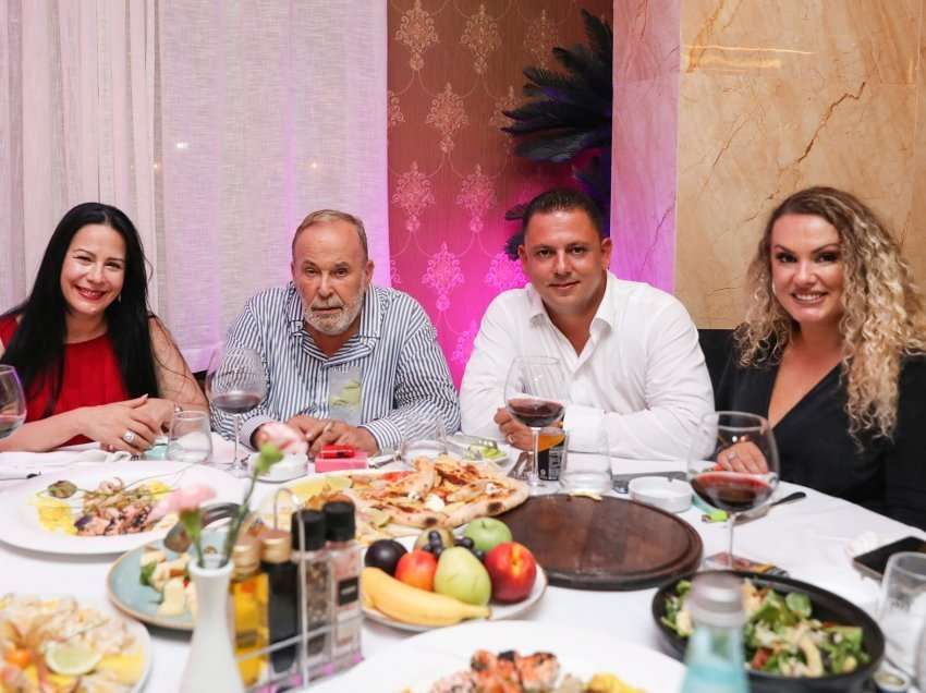  Fatos Nano feston 70-vjetorin e lindjes, dalin fotot nga darka familjare! Ish-kryeministri shfaqet në krah të bashkëshortes