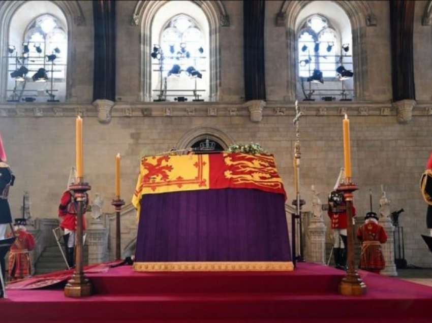 Si e ruan Buckingham trupin e Elizabeth deri në funeral? Ekspertët: Ka mundësi që arkivoli të jetë bosh
