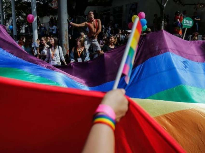 ‘Ishin 12 burra veshur me të zeza’, gazetari shqiptar tregon si ndodhi sulmi në paradën e LGBT në Beograd