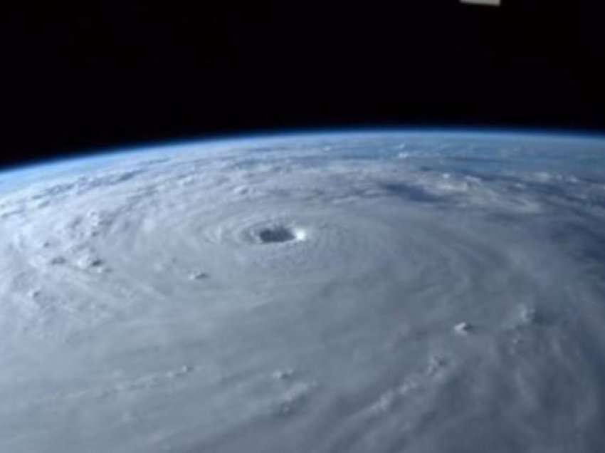 Tajfuni “Nanmadol” goditi Japoninë, shiheni si duket nga hapësira