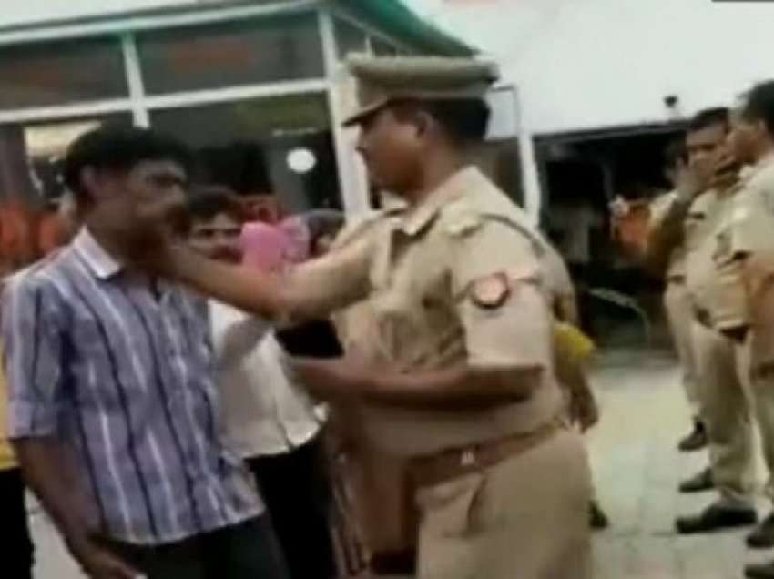 ​Indi: Polici qëllon shuplakë njeriun që po kërkonte mbesën e humbur