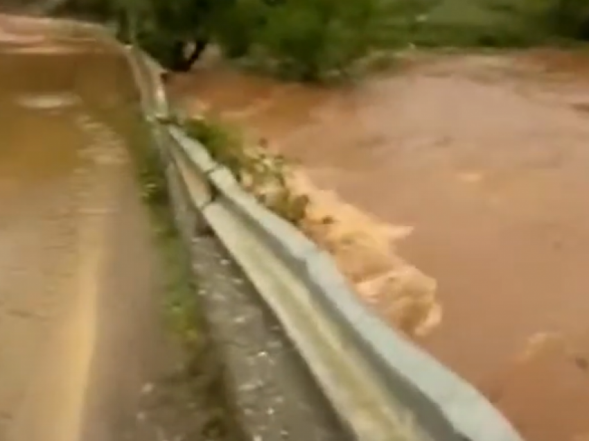 Reshjet e shiut shkatërruan 22 ura, kryebashkiaku i Tropojës: Duhet ndërhyrje emergjente