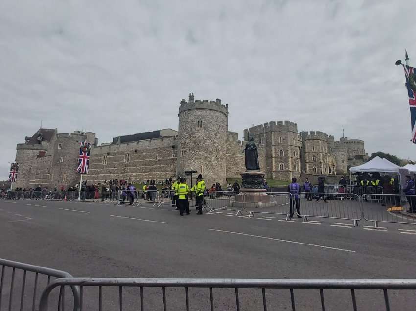 Shumë qytetarë të mbledhur para Kështjellës në Windsorit/ “Bota sot” sjell pamje nga vendi i ngjarjes