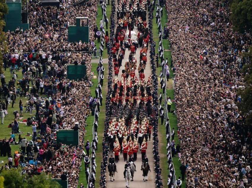 100 mijë njerëz ishin në Windsor për t’ia dhënë lamtumirën e fundit mbretëreshës