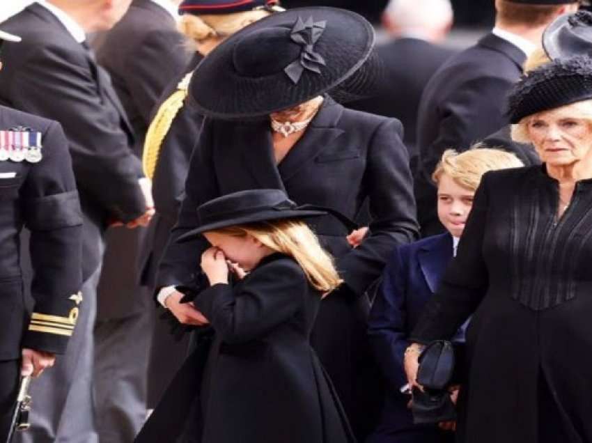 Princesha Charlotte shpërtheu në lot në funeralin e Mbretëreshës