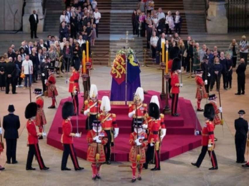 ​Mbreti Charles III përcjell arkivolin e nënës së tij