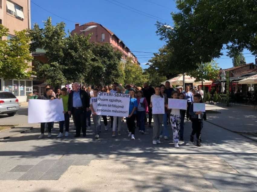 ​Nxënësit dhe prindërit e Pejës përmes një marshi kërkojnë që nesër të nis mësimi