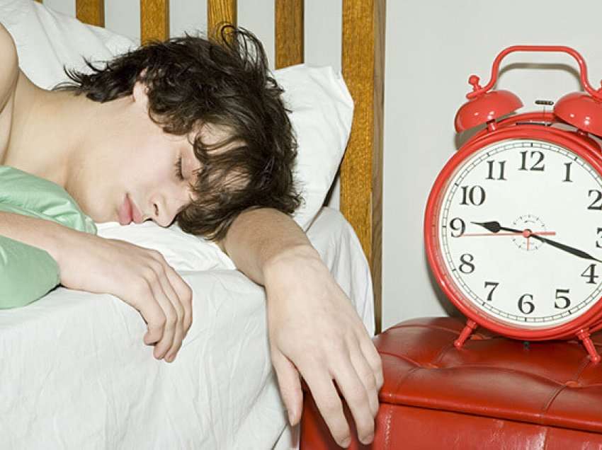 ‘Vonesa sociale’: çfarë është dhe cilat janë rreziqet shëndetësore të gjumit