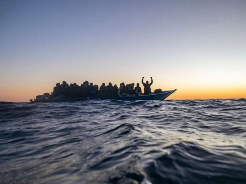 Qiproja shpëton qindra migrantë të bllokuar në det