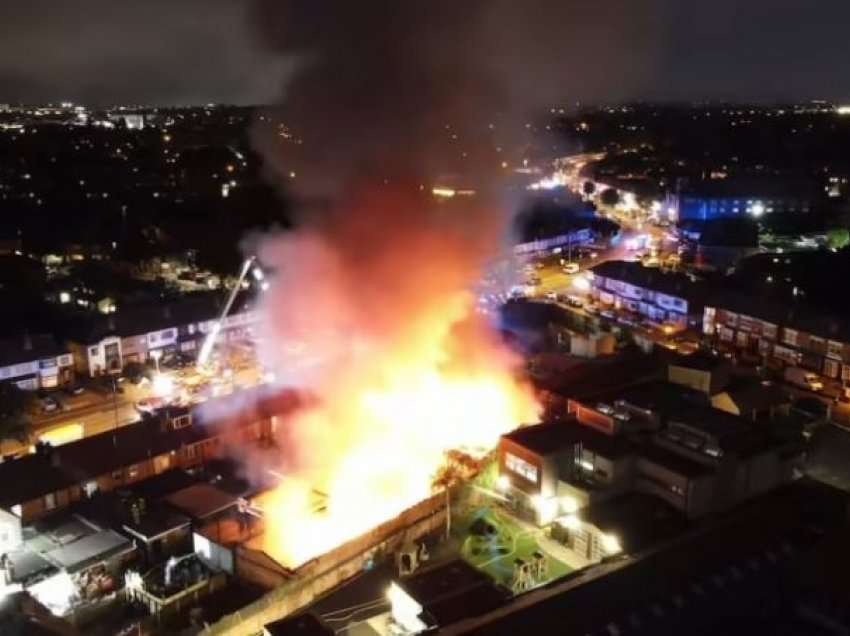 Zjarr i madh në një supermarket në Birmingham, 70 zjarrfikës luftuan për ta shuar atë