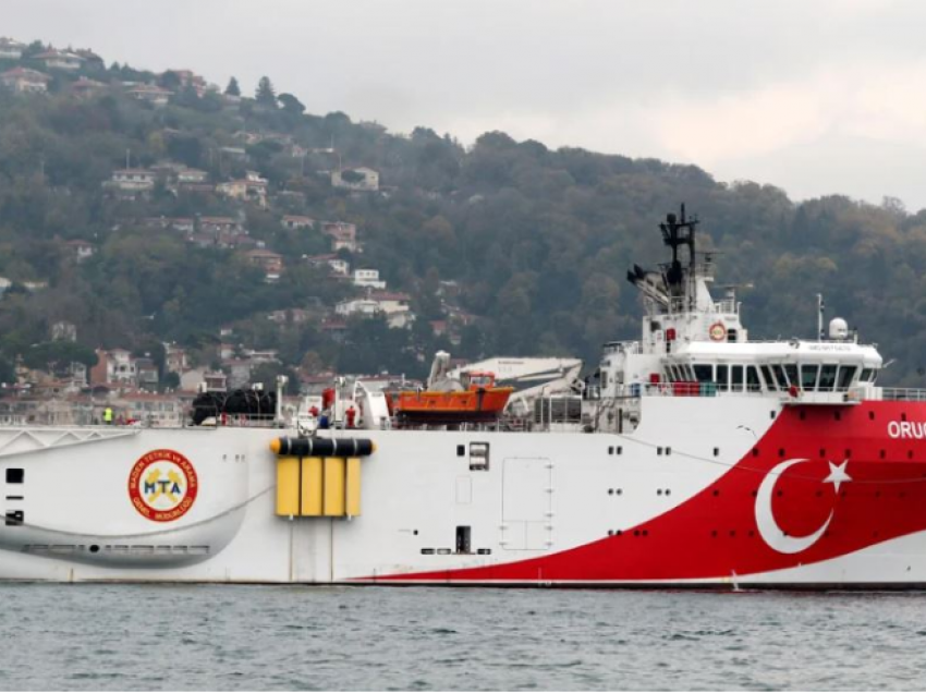 Erdogani nis anijen drejt ishujve grekë, Athina i kërkon ndihmë Francës: Mesdheu në prag të “shpërthimit”
