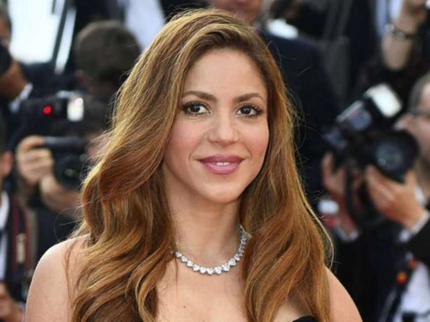 Gjatë kohës që Shakira ishte shtatzënë me fëmijën e parë, Pique e ka tradhtuar këngëtaren me… mikeshën e saj