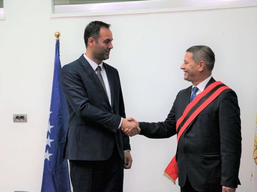 Kryetari Glauk Konjufca vizitoi Lezhën dhe bëri nderime te Memoriali i Skënderbeut