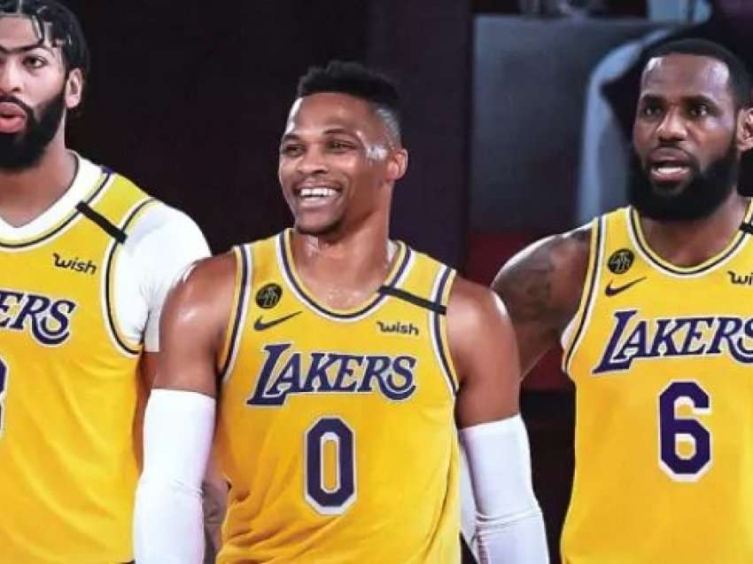LeBron mbledh lojtarët e Lakers në shtëpinë e tij