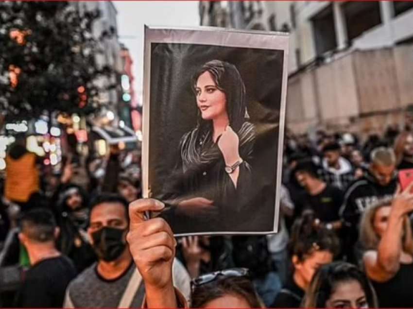 “Vdekje diktatorit”/ Gratë pushtojnë sheshet në Iran dhe djegin shamitë pas vdekjes së 22-vjeçares