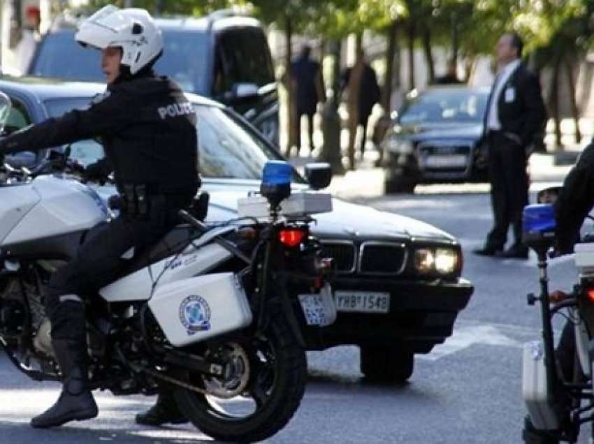 Grabiti kasafortën e një dyqani në Athinë, prangoset 20-vjeçari shqiptar pasi u përplas me makinë