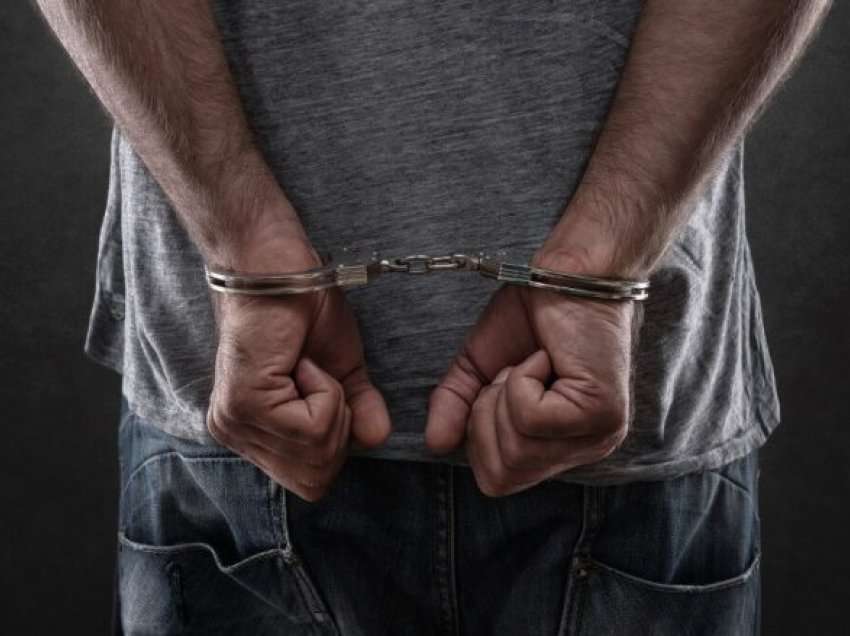 Arrestohen dy persona në Kërçovë, kapen me armë