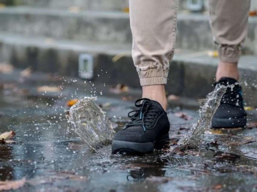 Truk i dobishëm që sa më shpejt t’i thani këpucët e lagura ditëve me shi