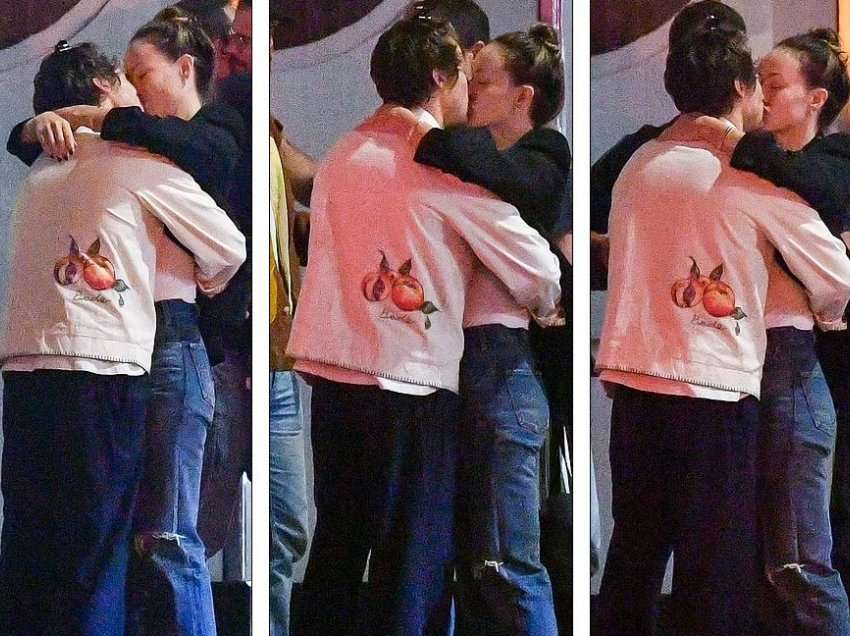 Në mes të polemikave të filmit “Don’t Worry Darling”, Harry Styles dhe Olivia Wilde shkëmbejnë si rrallëherë puthje pasionante në publik (Foto)